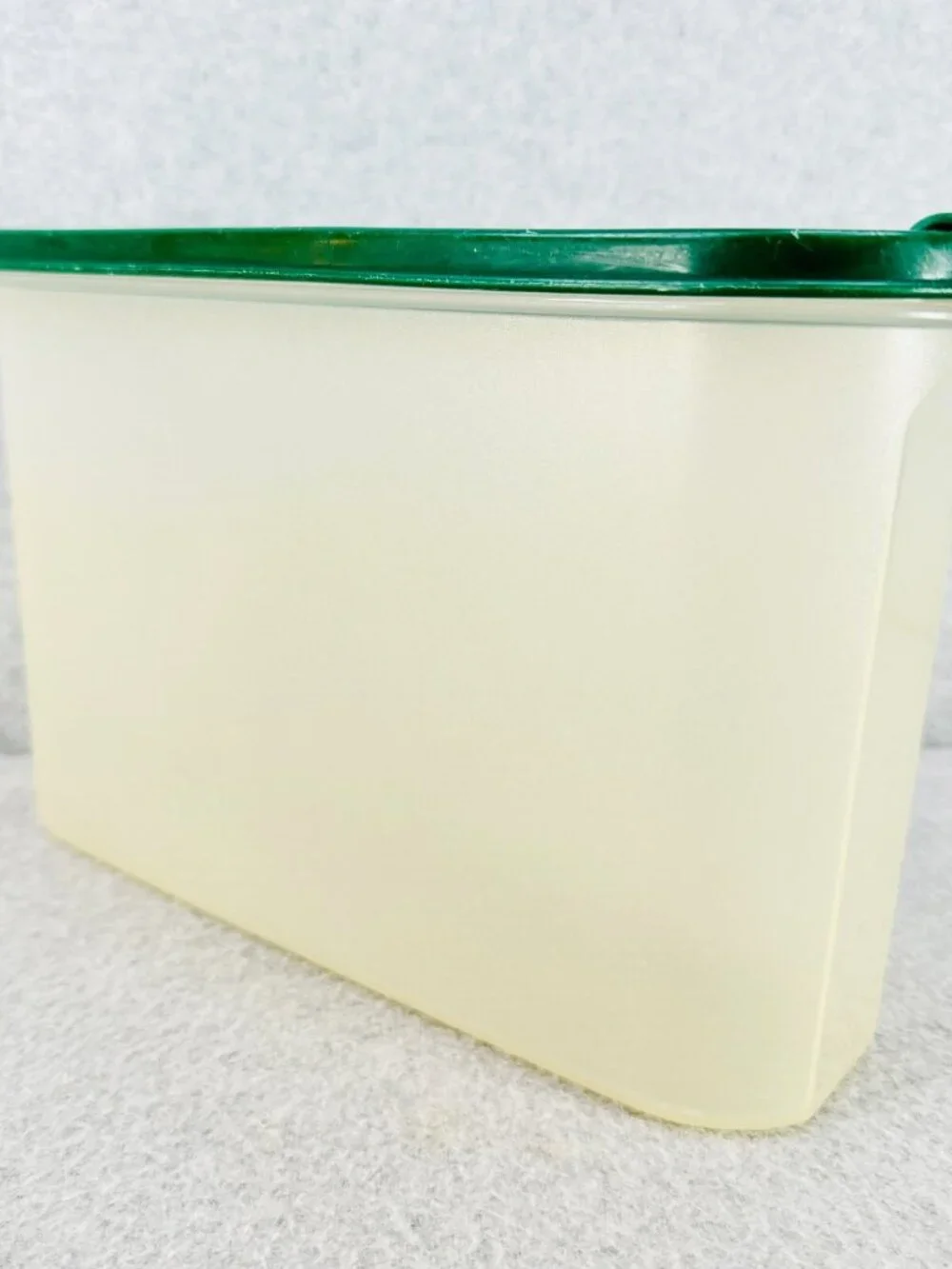 Tupperware Modular Mates Oval #3 with Flip Top Lid Green Vintage 2401A